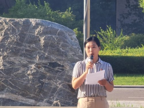 线上买球官网正规渠道在行政中心前广场