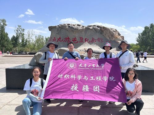 团队成员随工人一同前往棉田