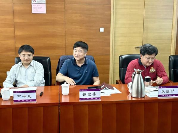 校地双方在会议中心第四会议室举行对接